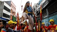 Pawai tatung memeriahkan perayaan Cap Go Meh di  kawasan Krendang Raya, Jakarta Barat.
