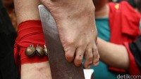 Tatung berdiri di atas ujung tombak.