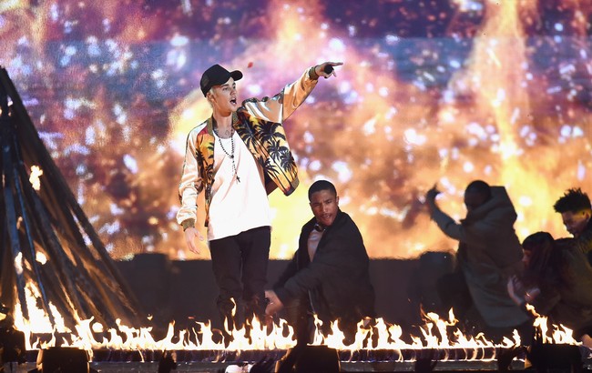 Saat berada di Argentina untuk konser Believe Tour , Justin Bieber dan dua pengawalnya terlibat dalam perkelahian dengan seorang fotografer lokal. Akibat perkelahian tersebut, Justin terjerat hukum. Berdasarkan hukum yang berlaku di Argentina, pelaku akan diganjar penjara selama satu bulan hingga enam tahun penjara. Merasa kapok, Bieber terpaksa menghapus Argentina dari daftar Purpose Tour dua tahun lalu. (Foto: Ian Gavan/Getty Images)