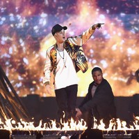 Saat berada di Argentina untuk konser Believe Tour , Justin Bieber dan dua pengawalnya terlibat dalam perkelahian dengan seorang fotografer lokal. Akibat perkelahian tersebut, Justin terjerat hukum. Berdasarkan hukum yang berlaku di Argentina, pelaku akan diganjar penjara selama satu bulan hingga enam tahun penjara. Merasa kapok, Bieber terpaksa menghapus Argentina dari daftar Purpose Tour dua tahun lalu. (Foto: Ian Gavan/Getty Images)