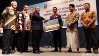 Ahmad Heryawan menyerahkan beasiswa secara simbolis kepada mahasiswa perguruan tinggi di Jawa Barat. Pool/Agus Trimukti/Humas PLN.