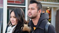 Mereka tampak menikmati liburannya di Eropa. (dok. Merry)