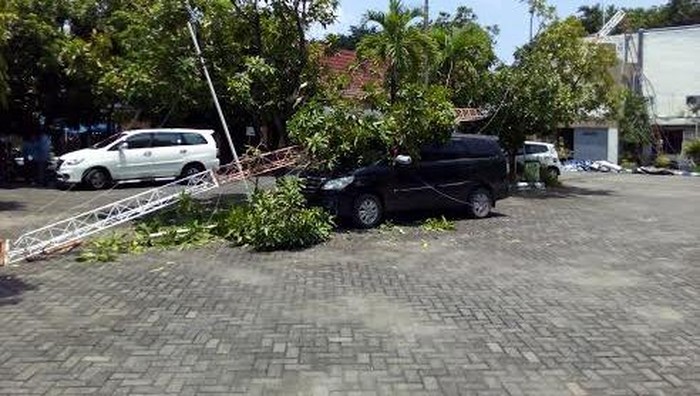 Tower Setinggi 50 Meter Roboh Timpa Mobil Anggota DPRD Sidoarjo