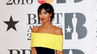 Sementara Jama memakai heels bertali berwarna merah. Luca Teuchmann/Getty Images/detikFoto.