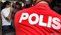 Polisi memeriksa identitas WNA tersebut.