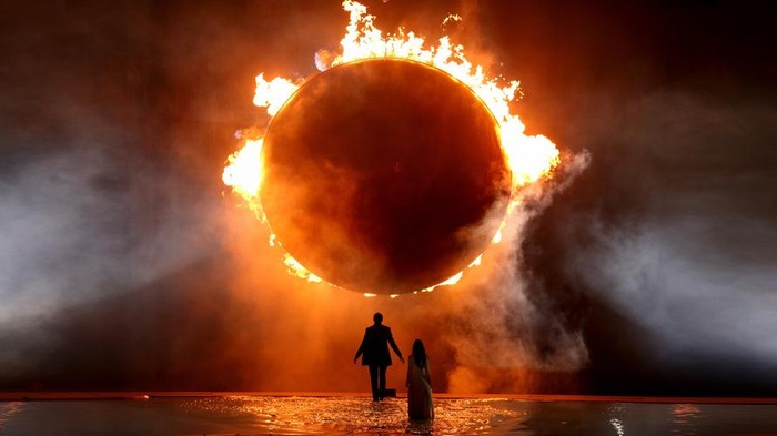 Cincin api melambangkan gerhana matahari total saat upacara pembukaan pesta olahraga Eropa 2015 di Baku, Azerbaijan.