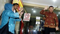 Gubernur DKI Jakarta Basuki Tjahaja Purnama menjalani pemeriksaan sebagai saksi kasus dugaan korupsi pengadaan UPS, di Bareskrim Polri, Jakarta, Kamis (25/02/2016).