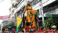 Pawai tatung memeriahkan perayaan Cap Go Meh di  kawasan Krendang Raya, Jakarta Barat.