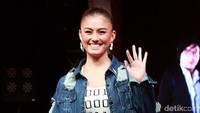 Namun, pada saat itu ia membantah sudah bertunangan dengan Wijaya Saputra. Pool/Gus Mun/detikFoto.