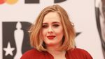 Adele Elegan Bergaun Merah di BRIT Awards 2016