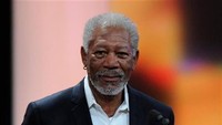 Morgan Freeman memakai anting yang dapat dijual seharga peti mati sebagai persiapan jika dirinya meninggal mendadak. Hal ini merupakan suatu kepercayaan yang dianut oleh para pelaut. Dok. Reuters