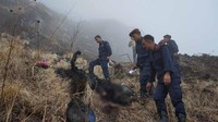 Tim evakuasi telah berhasil mencapai lokasi jatuhnya pesawat Tara Air di Distrik Myagdi, Nepal. Pihak berwenang saat ini tengah menginvestigasi penyebab jatuhnya pesawat yang menewaskan 23 orang penumpang itu. REUTERS/Santosh Gautam.