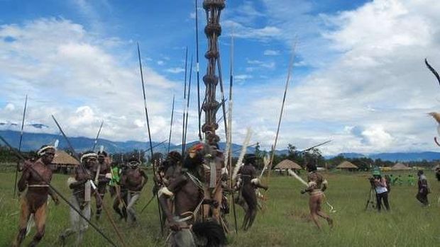 Suasana tari perang di Festival Lembah Baliem Wamena (Sastri/detikTravel)