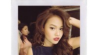 Polesan make-up di wajahnya membuatnya terlihat berbeda. (Instagram/aurelie.hermansyah)