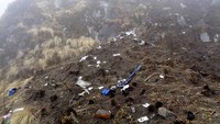 Serpihan pesawat ditemukan dalam keadaan hangus terbakar dan berserakan. REUTERS/Santosh Gautam.