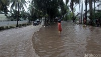 Banjir hampir setinggi lutut orang dewasa ini menyusul hujan yang mengguyur kawasan ini pagi tadi.
