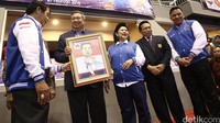 SBY didampingi Ibu Ani Yudhoyono bersama panitia berfoto bersama pemenang dalam acara International Karate Championship SBY CUP XIII.