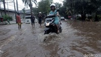 Hujan sudah mulai sering mengguyur Ibukota Jakarta.
