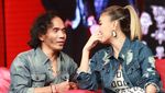 Kaka Slank dan Agnez MO Lagi Asyik Ngobrol Apa Ya?