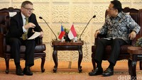 Irman Gusman (kanan) dan Lubomir Zaoralek (kiri) membahas peluang pengembangan kerjasama ekonomi dan investasi antara pemerintah daerah di Indonesia dengan Republik Ceko.
