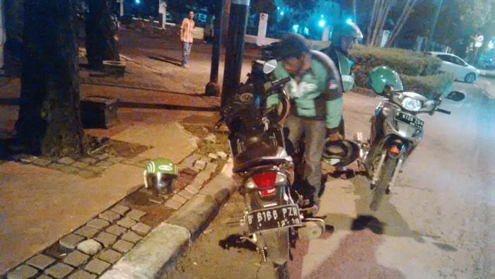 Kena Lubang Jalan, Pengemudi Go-Jek dan Penumpang Tersungkur