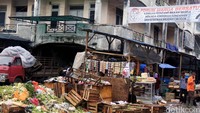 Tumpukan sampah tersebut menambah parah kawasan Pasar yang sudah semrawut. Al Fanny Panestika/detikFoto.