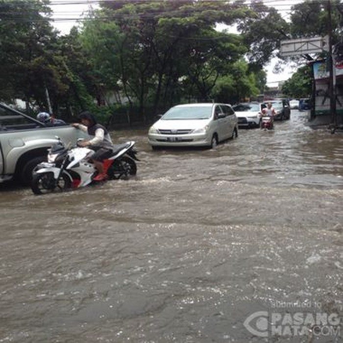 Air Setinggi 20 Cm Genangi Jalan Panjang Kebon Jeruk