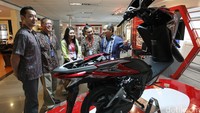 Ketua Pengurus YDBA FX Sri Martono berbincang dengan perwakilan peserta di depan Honda Vario.