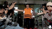Awang Lazuardi Embat keluar gedung KPK usai diperiksa sebagai tersangka.