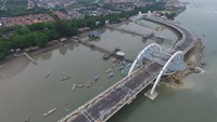 Proyek pembangunan jembatan yang melayang di atas pesisir Kenjeran dan wilayah Kecamatan Bulak di Surabaya mendekati rampung. Pool/Dok. Pemkot Surabaya.