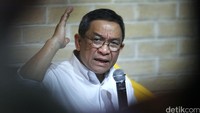 Indra mengaku hanya bermodal cekak, dia enggan menerapkan strategi bagi-bagi uang untuk menarik suara di Munas Golkar. Bambang berseloroh dari calon ketum yang mencapai 20 orang, dia paling cekak.