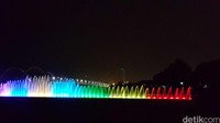 Air mancur ini juga diiringi lagu Surabaya oh Surabaya dan Jembatan Merah mengiringi tarian air mancur.