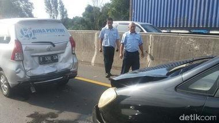 Dua Mobil Tabrakan di Tol Cikampek KM 40