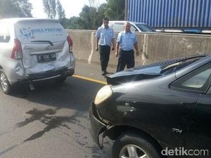 Dua Mobil Tabrakan di Tol Cikampek KM 40