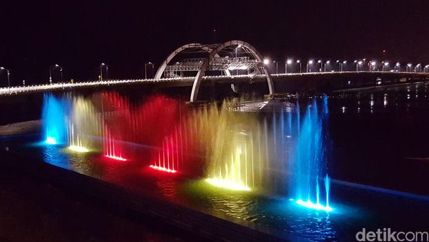 air mancur di jembatan kenjeran Surabaya yang bisa menari