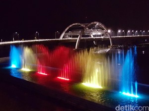 Dihibur Air Mancur Menari di Jembatan Kenjeran, Surabaya