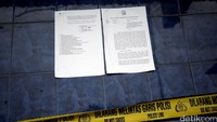 Surat peringatan kedua (SP2) tertempel di dinding rumah warga.