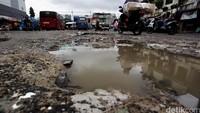 Bahkan jika turun hujan terminal becek dan sampah berserakan.