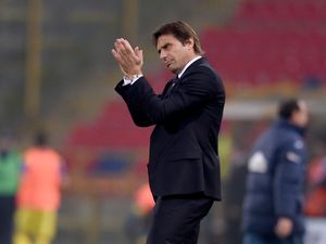 Azpilicueta Enggan Bicara Banyak-banyak Soal Conte