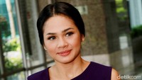 Meski terlihat simple, Andien tetap terlihat stylish dan chic. Pool/Gus Mun/detikFoto.