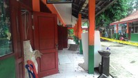 Ruangan yang penuh dengan reruntuhan atap sudah diberi garis polisi. Chico/detikcom.