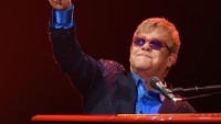 Penyanyi dan pemain piano legendaris, Elton John pernah membatalkan konsernya karena terinfeksi bakteri yang cukup langka dan berbahaya. Tidak tanggung-tanggung, ia harus membatalkan 8 konsernya untuk mendapat perawatan intensif di rumah sakit. Foto: Larry Busacca