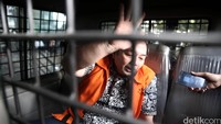 Andri Tristianto Sutrisna menjalani pemeriksaan perdana sebagai tersangka sejak ditangkap pada Jumat, 12 Februari 2016.