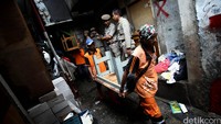 Selain Satpol PP, pasukan oranye juga dikerahkan untuk membantu warga mengangkut barang-barangnya.