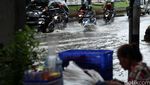 Jalan Tubagus Angke Tergenang
