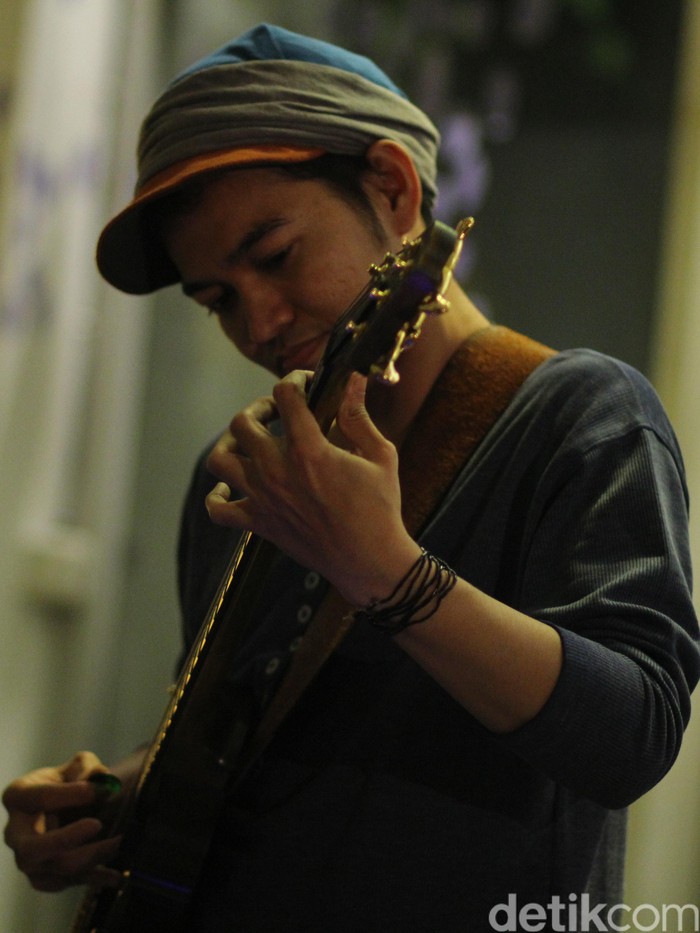 Gotong-Royong Demi Si Aneh Tesla Manaf ke Negeri Sakura