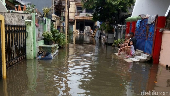 Permukiman di Semper Barat Banjir Sebetis