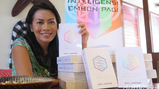 Ini Istimewanya Novel Dewi Lestari yang Dibeli Presiden Jokowi
