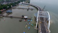 Jembatan ini juga dihiasi dengan air mancur menari yang berwarna-warni. Pool/Dok. Pemkot Surabaya.