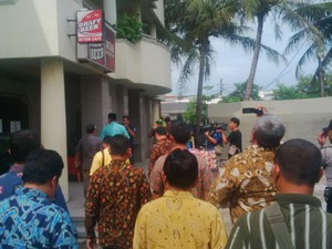 Anggota DPRD Datangi Kalijodo yang Bak Kota Mati, Mampir ke Kafe Daeng Aziz